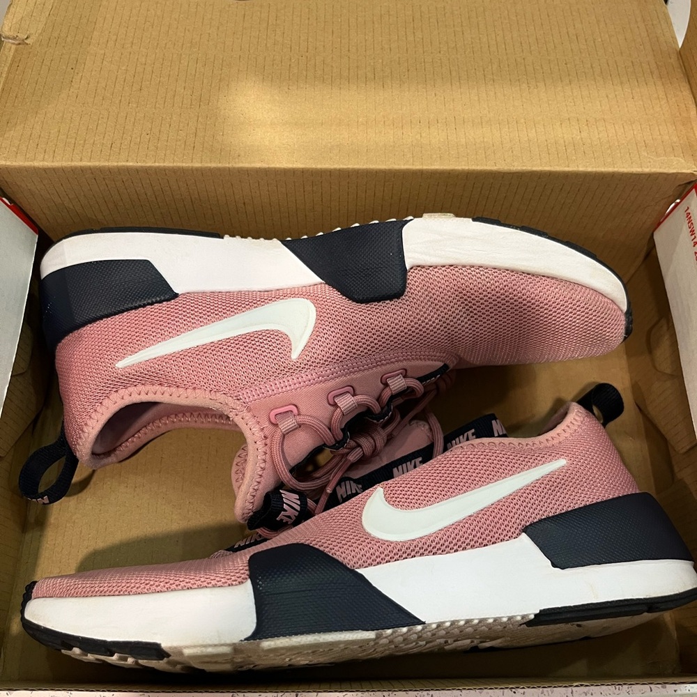 Big kids Nike Ashin size 4 1/2